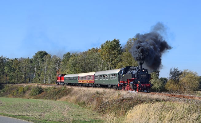 40 Jahre IG Weißeritztalbahn e.V. - der Verein feierte dies mit einem Sonderzug von Dresden über Pirna nach Neustadt, Sebnitz, Dolni Poustevna und Rumburk. Bis Neustadt war 86 1333-3 Zuglok. Hier bei Dürrröhrsdorf, Foto: Robert Schleusener, 13.10.18 