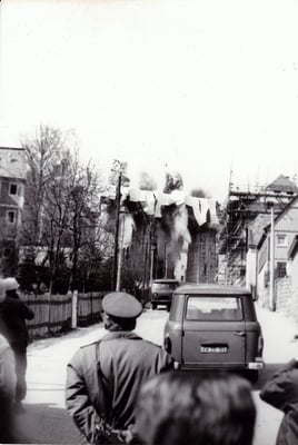Zweite Sprengung am 20.02.1986, bekanntlich war es damals nicht einfach in der Öffentlichkeit zu fotografieren. Auch dieses Foto erweckt den Eindruck "aus der Hüfte geschossen". Umso wertvoller sind diese Zeitdokumente heute... Foto: Archiv Sven Kasperzek