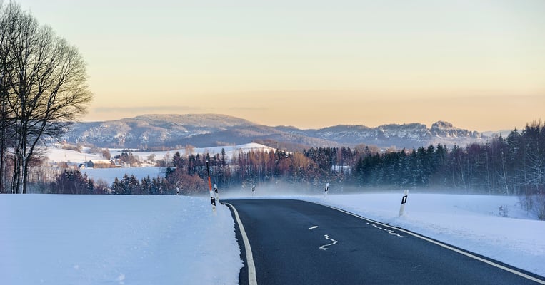 Auf der Verbindungsstraße von Waitzdorf nach Goßdorf bot sich an einem Winterabend dieser schöne Blick in die Sächsische Schweiz. 