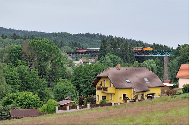 Der nächste Tag zeigte sich leider nicht von seiner sonnigen Seite. Die Ostsächsischen Eisenbahnfreunde hatten sich am Eröffnungswochenende gleich mit zwei Sonderzügen angekündigt. Hier der erste am 05.07.14 mit 112 331-4 und 105 015-2 bei Vilemov.