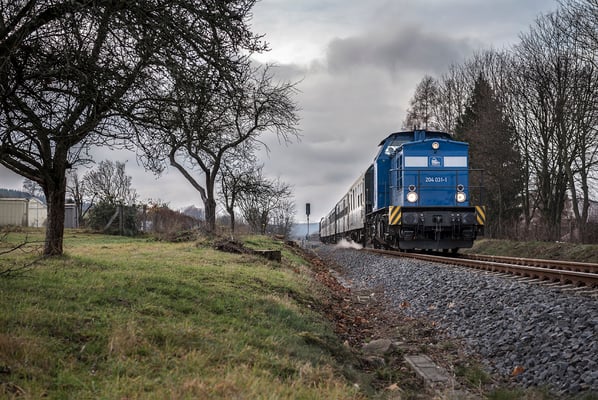 204 031-1 fährt in Neustadt / Sachsen ein. 112 331-4 übernahm am anderen Zugende die Leistung nach Pirna. 01.12.19