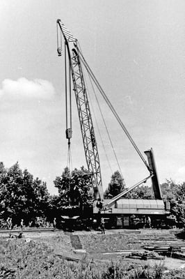 Rückbau der Behelfsbrücke mittels Eisenbahn Drehkran, 1989. 