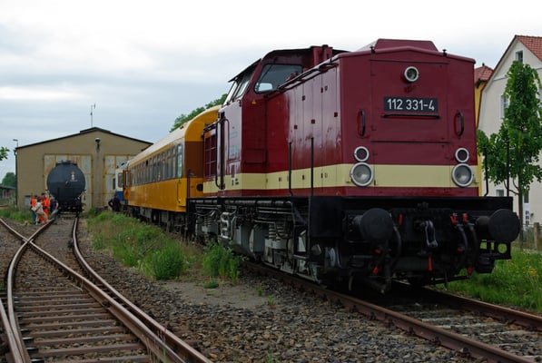 Die 112 331-4 der OSEF mit 2 Schlafwagen abgestellt vor dem Neustädter Lokschuppen ( Sonderfahrten zum Fest 675 Jahre Neustadt in Sachsen, Mai 2008 )