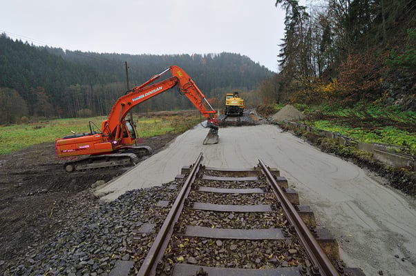 Blick von oben auf die Reparaturarbeiten. In den nächsten Tagen wird geschottert und das neue Gleis eingefügt werden. 05.11.10