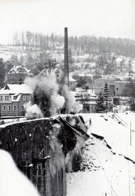 Sprengung der ersten Bögen am Sebnitzer Stadtviadukt. 19.02.1986, Foto: Archiv Sven Kasperzek.