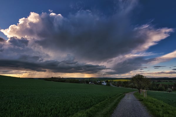 Abziehende Gewitterzelle mit Blitz hinter Burg Stolpen. Aufgenommen vom Hohburkersdorfer Rundblick.