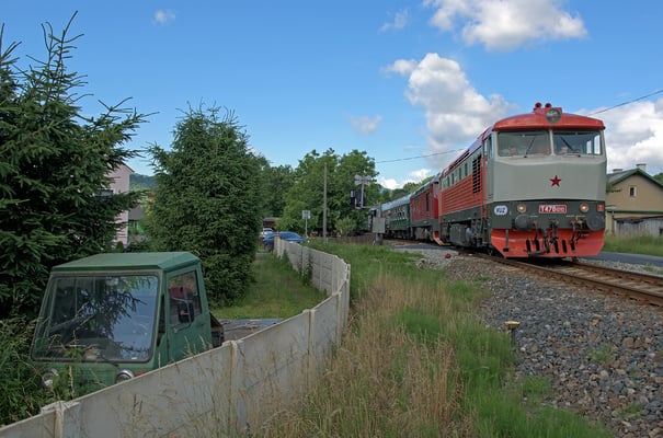 Es folgte der Sonderzug aus Prag mit Bardotka-Doppeltraktion bei Dolní Habartice. 18.06.16