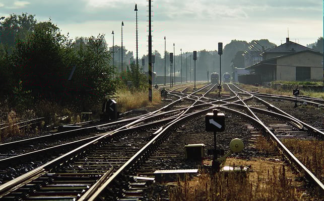 Blick auf die Gleisanlagen von Rumburk im Licht der aufgehenden Sonne.