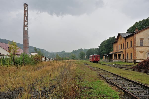 Seit dem 16. Jahrhundert etwickelte sich Kamenicky Senov neben Nový Bor zu einem Zentrum der Glasveredelung. Vom Bahnhof aus sind es nur wenige Kilometer zu einem sehenswerten Naturdenkmal, das wir allerdings wetterbedingt nicht besuchten...
