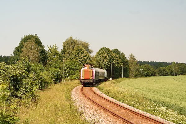 Und noch eine Aufnahme mit dem guten alten " Fahrdraht ": Zwischen Lohmen und Pirna-Copitz Nord. 04.06.11. Foto: André Beck