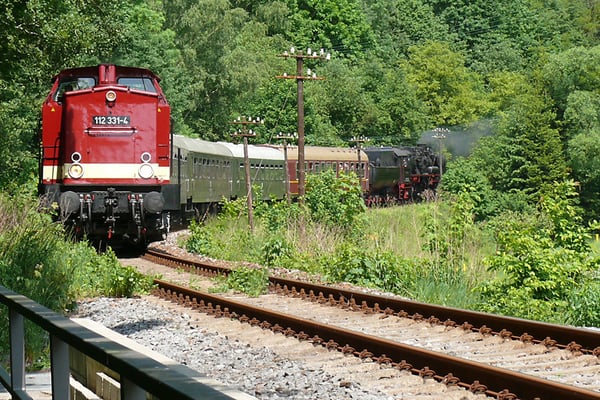 Ab hier ( kurz vor Goßdorf Kohlmühle ) liefen die ehemalige Schmalspurige Schwarzbachbahn und die Sebnitztalbahn früher parallel bis Kohlmühle, 112 331-4 zieht den Zug mit 52 8080-5 am Schluss nach Bad Schandau, Foto: Andreas Peldschuss