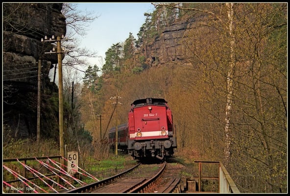 202 844 im Sebnitztal bei Porschdorf am 24. April 2001, das abgängige, mit Flatterband abgesperrte Brückengeländer ist symptomatisch für den damaligen Streckenzustand... Foto: Archiv Michael Sperl