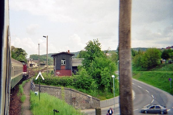 Einfahrt in den Bahnhof Neustadt. 1999, Foto: Pierre Güttler
