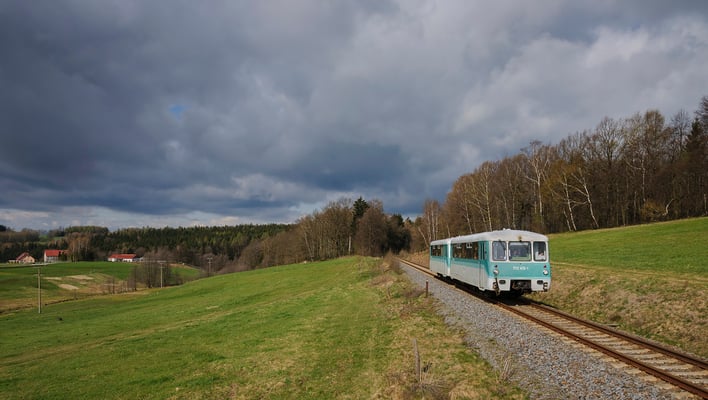 Wenige Tage später sind die OSEF unterwegs mit ihrem " Ferkeltaxi " nach Altenberg. Bei Krumhermsdorf bot sich ein schönes Licht - und Wolkenschauspiel. 22.04.12