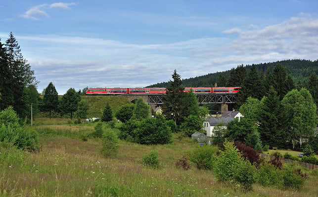 06.07.2014: Auch am zweiten Tag des Festwochenendes sollten noch ein paar Aufnahmen gemacht werden, dieses Mal auch wieder mit Sonne. Der erste Zug des Tages ist von Sebnitz unterwegs nach Rumburk/Decin, hier bei Vilemov.