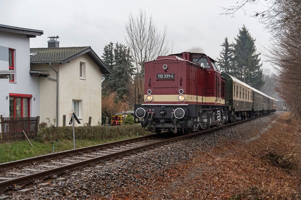 112 331 der OSEF Neustadt - Pirna am BÜ Rosa-Luxemburg-Straße in Neustadt, 02.12.18