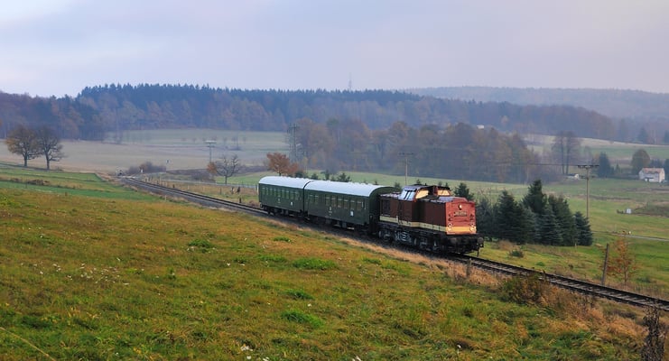 Während der Böhmische Wind Nebel über das Ungermassiv drückt rollt das schöne Gespann hier bei Krumhermsdorf im sanften Licht Neustadt entgegen. 05.11.11