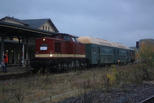 Sonderfahrt mit 112 331, zwei Doppelstockwagen (DB7) und einem Begleiterwagen zu einer "Werkstattfahrt" anlässlich des Jubiläums 50 Jahre Wendezugbetrieb Dresden-Bad Schandau. Neustadt 30.10.2008, Foto: Jürgen Vogel