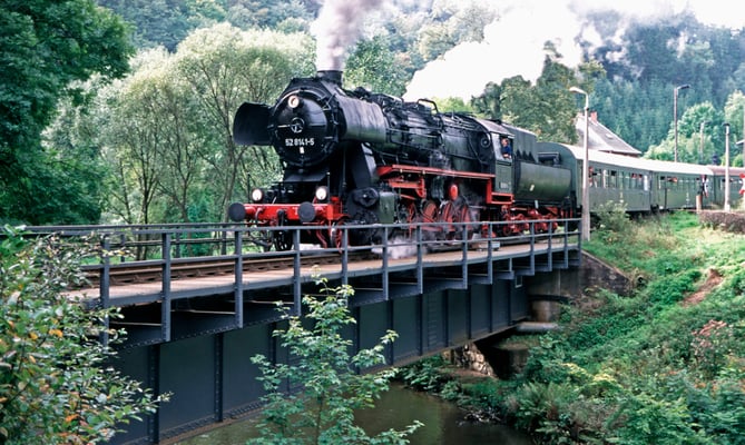 52 8141-5 der OSEF beim Überqueren des Sebnitzbaches hinter dem Bahnhof Ulbersdorf Richtung Neustadt, 1997