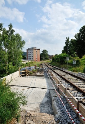 Blick auf die Brückenbaustelle an der Blumenstraße, die Brücke wird auf den Einbau des zweiten Gleises nach Tschechien vorbereitet. 06.07.2013