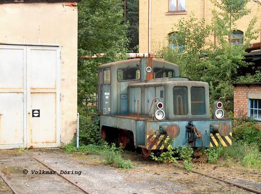 Die Werkslok V10B im Linoleumwerk Goßdorf-Kohlmühle hat hier ihre besten Zeiten längst hinter sich und rostet vor sich hin, 07.09.2003, Foto: Volkmar Döring