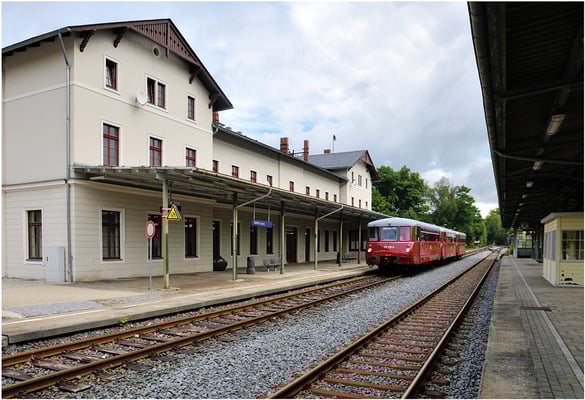Die " Ferkeltaxen " sind im Bahnhof Sebnitz angekommen. 15.09.12