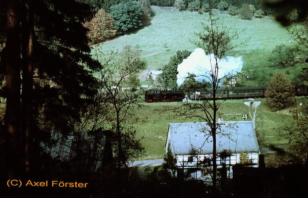 Zug in Amtshainersdorf bei der Abfahrt nach Ulbersdorf, 1970. Text & Foto: Archiv Axel Förster, digitale Aufbereitung: J. Vogel
