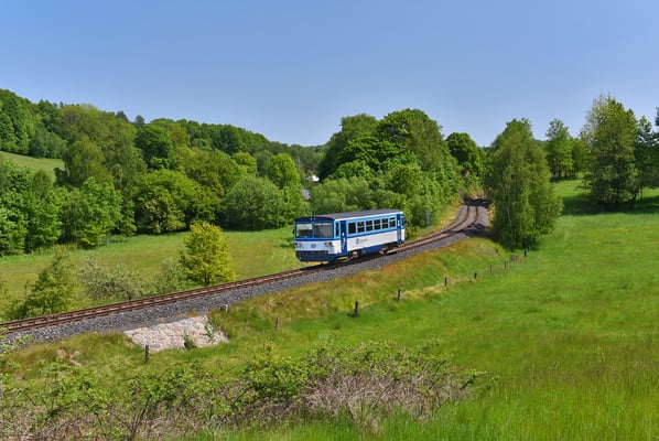 810 371-5 Rumburk - Mikulášovice dolní nádraží kurz vor dem Zielbahnhof, Mai 2023.