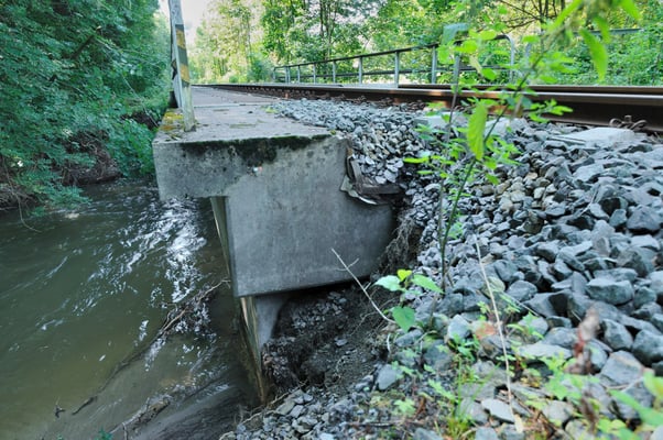 Das Hochwasser vom 07./08.08.10 hat überall im Sebnitztal seine Spuren hinterlassen. Gleise wurden unterspült und viele Brücken beschädigt. Hier kurz hinter Goßdorf-Kohlmühle, 20.08.10