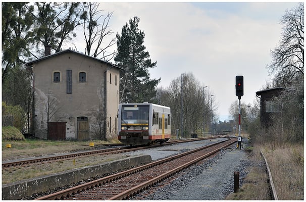 Seit Ende 2011 setzt die Städtebahn Sachsen auf der Strecke Pirna - Neustadt im Bedarfsfall einen LVT/S ( VT 504 001 ) ein. Am 17.04.2012 fuhr er mir erstmals in Dürrröhrsdorf vor die Linse.