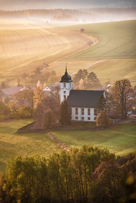 Herbstmorgen auf dem Papststein. Blick auf die Papstdorfer Kirche.