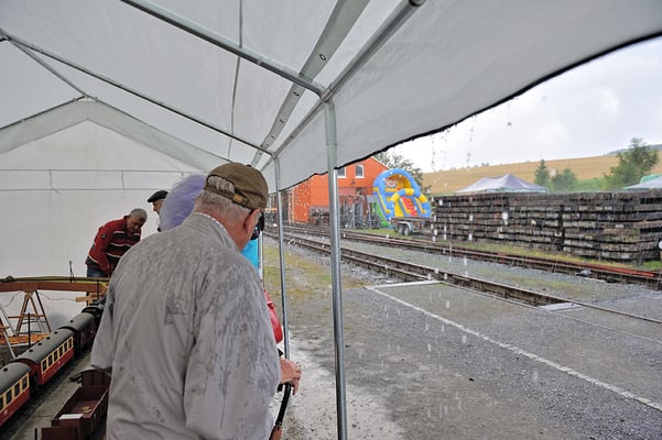 Das Wetter zeigte sich an diesem Augustwochenende eher Aprilmäßig, Wolkenbruchartiger Regenschauer am Sonntag vormittag, unterm Zelt der Gartenbahnanlage stand man trocken...