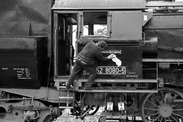 Alte Eisen wollen gepflegt sein ... ( Sonderfahrten zum Fest 675 Jahre Neustadt in Sachsen, Mai 2008 )