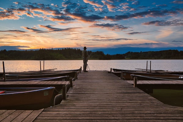 Wie bestellt zum Sonnenuntergang... Angler am Hartsee.
