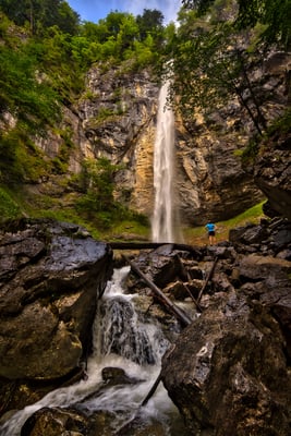 Wanderung zum Schoßrinn Wasserfall bei Aschau. Nach heftigen Regenfällen ist dieser eindrucksvoll gefüllt. Zeitig am Morgen treffe ich im Wald nur eine Person. Es war Marta, die sich hier dankenswerter Weise noch im Bild positionierte. 