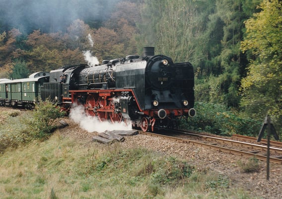 Auch das gab es. Schnellzuglok 03 001 mit dem Zwickauer Traditionszug am Ausgang von Tunnel 5 (Ulbersdorf). Heute kaum vorstellbar im Sebnitztal, die enge Kurve bei Rathmannsdorf dürfte grenzwertig für sie gewesen sein. Oktober 1995, Foto: Sven Kasperzek