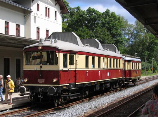 Ein äußerst seltener Gast auf der Sebnitztalbahn: Der WUMAG Triebwagen von 1926 mit WUMAG Beiwagen ( 1932 ) in Sebnitz, es handelt sich hier um den " Nürnberg 761 " der Buxtehude-Harsefelder Eisenbahnfreunde, 06.08.2005, Foto: Volkmar Döring