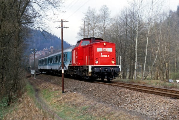 Zug bei Kohlmühle in Richtung Ulbersdorf, Okt.1999. Text & Foto: Archiv Axel Förster, digitale Aufbereitung: J. Vogel