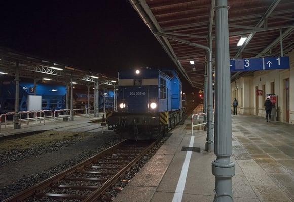 Gleisbauarbeiten zwischen Ulbersdorf und Sebnitz. Die "Press" mit 204 036-6 übernahm das Einschottern der neuen Gleise. In der Nacht vom 15 zum 16.11. bei Sturm und peitschendem Regen setzt die V100 hier gerade in Neustadt um.