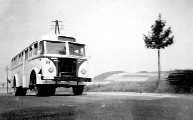 Zwar keine Eisenbahn, aber nicht weniger interessant: Ein Ikarus 601 ( eigentlich ein Dresdner Stadtbus ) ist unterwegs auf der Karrenbergstraße. Interessant auch die Telegrafenmasten neben der Straße. 1958, Archiv: Dieter Wustmann