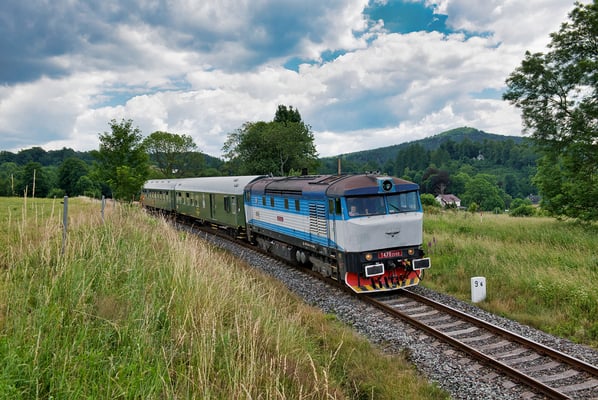 T478 2065 mit dem Lužickohorský rychlík Prag - Mikulášovice dolní nádraží kurz vor dem Haltepunkt Brtníky, Juli 2021