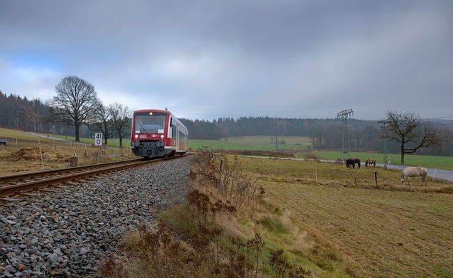Seit Anfang November 2016 gibt es auf der Strecke Pirna-Neustadt-Sebnitz ein Gastfahrzeug. Der RS1 der Hanseatischen Eisenbahn, hier bei Krumhermsdorf nach Neustadt Ende November.
