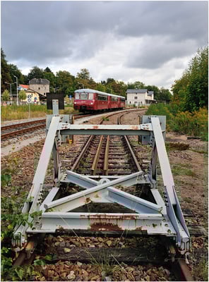 Über die Mittagszeit waren einige Rangierfahrten in Sebnitz erforderlich um für die planmäßigen Regionalbahnen Platz zu machen was einige Motive ermöglichte. Hier bei der Ausfahrt Richtung Stellwerk 2. 15.09.12