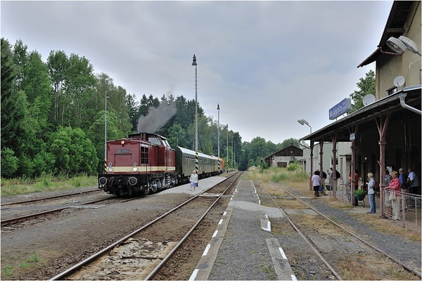 Noch einmal Mikulášovice dolní nádraží mit ausfahrender 112 331-4 gen Sluknov.