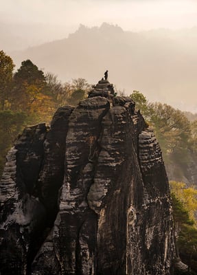 Kletterer an einem Herbstmorgen im Basteigebiet.