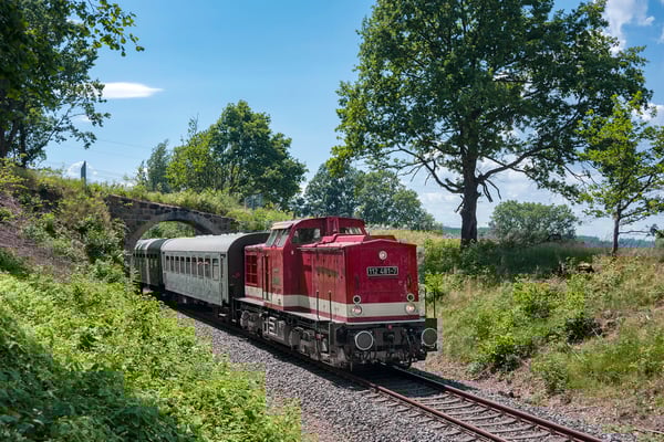 Auch andere Fotografen waren wieder an der Strecke, vielen Dank für die zugesandten Bilder! 112 481 an einer kleinen Steinbogenbrücke kurz vor Neustadt / Sachsen, Foto: Stefan Tschulik, 27.06.2020