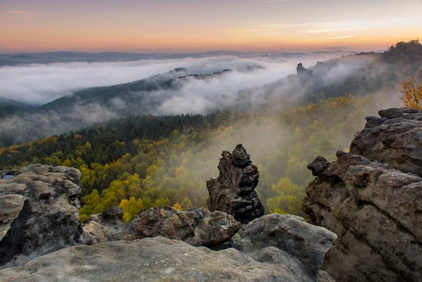 Ein traumhaft schöner Herbstmorgen. So wünscht sich das der Landschaftsfotograf. Aufgenommen vom Gohrisch, der Blick geht hinüber zur Hunskirche. 