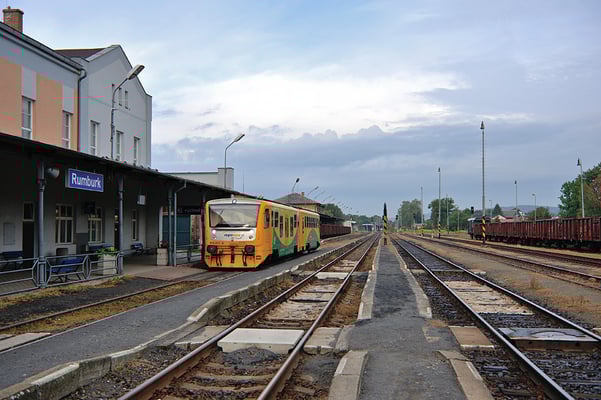 Einfahrt eines Regio Nova aus Doksy.