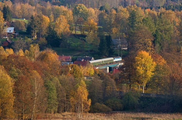 Auch einen kleinen Durchblick hinunter zum Viadukt von Brtníky kann man von hier oben erhaschen, Oktober 2022.