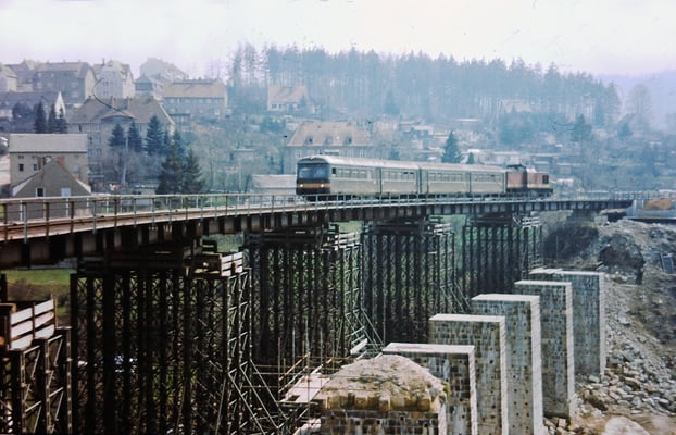 Die alten Stützpfeiler werden wieder verwendet, gesprengt wurden nur die Bögen. Auf der Behelfsbrücke ein Zug mit Leipziger Steuerwagen nach Rathmannsdorf (Sperrung / Rekonstruktion der Carolabrücke bei Bad Schandau). 